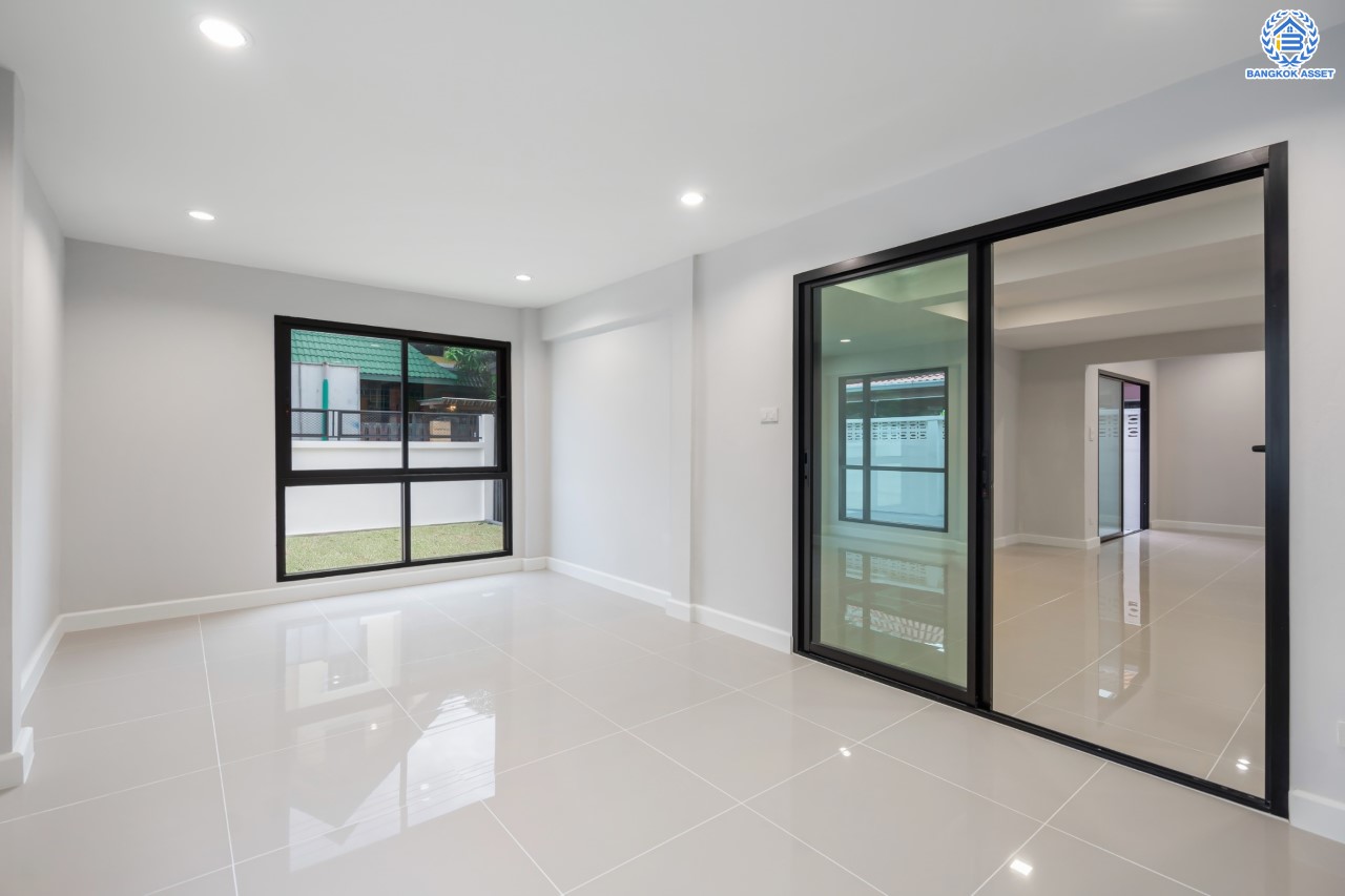 บ้านมือสองตกแต่งใหม่ ม.กฤษดานคร แจ้งวัฒนะ เนื้อที่ 63 ตร.ว. ฟังก์ชันจัดเต็ม 3 ห้องนอน 2 ห้องน้ำ 1 ห้องอเนกประสงค์ จอดรถได้ 2 คัน ดีไซน์ Classic บนทำเลศักยภาพ เชื่อมต่อหลายเส้นทาง ใกล้ทางด่วนแจ้งวัฒนะ, เซ็นทรัลแจ้งวัฒนะ และรถไฟฟ้าสายสีชมพู "สถานีแจ้งวัฒนะ-ปากเกร็ด 28"